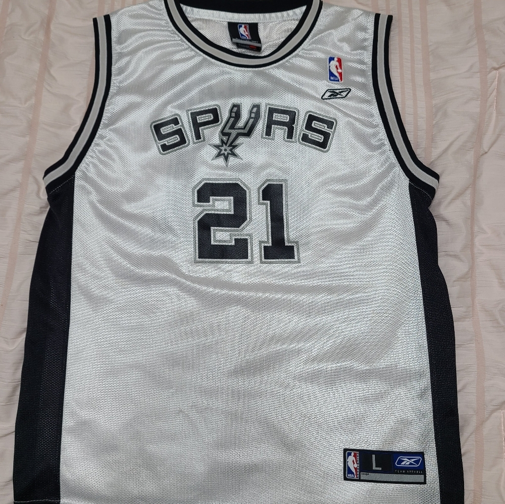 spurs jersey.